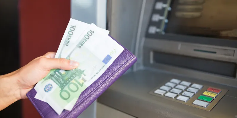 Những thông tin bạn nhất định phải biết về quá trình rút tiền